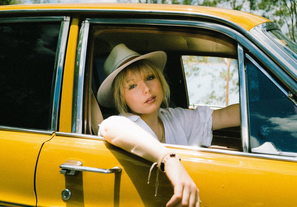 Feature: Paulina - Lonely Drives